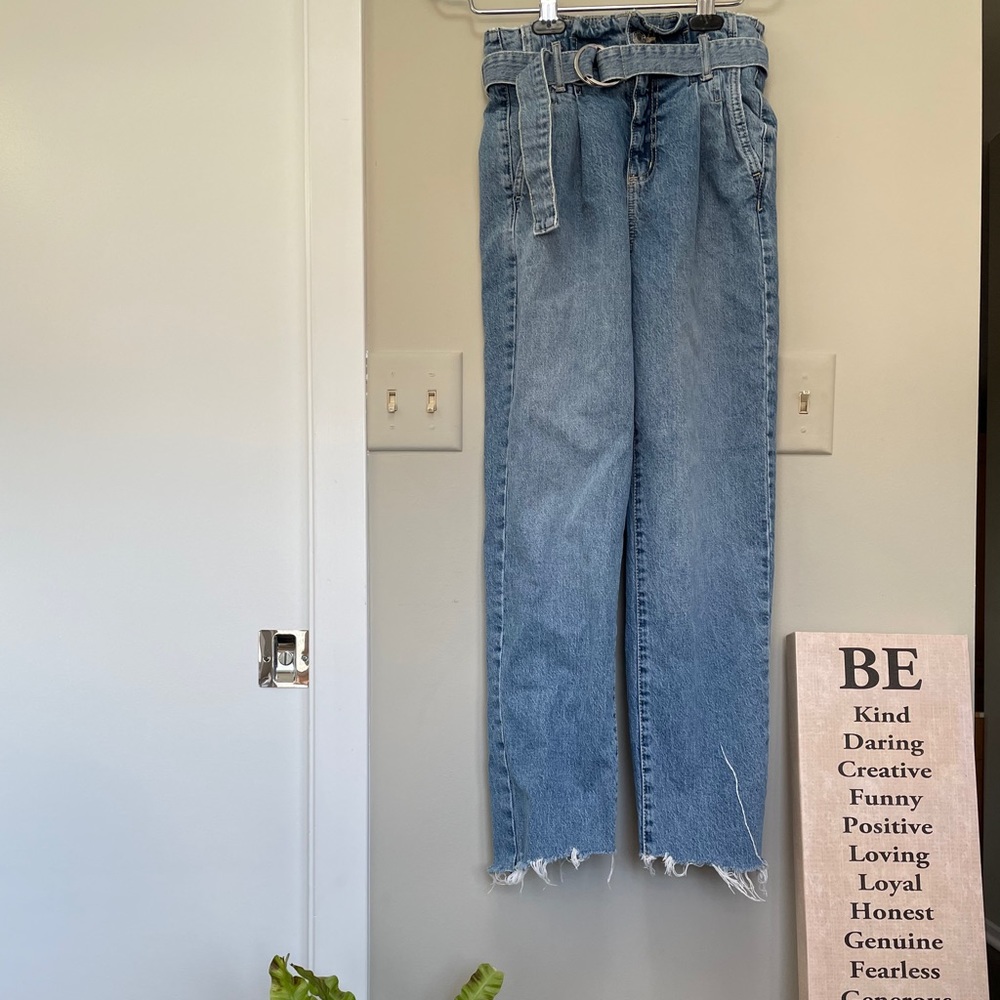 80s style high waisted jeans